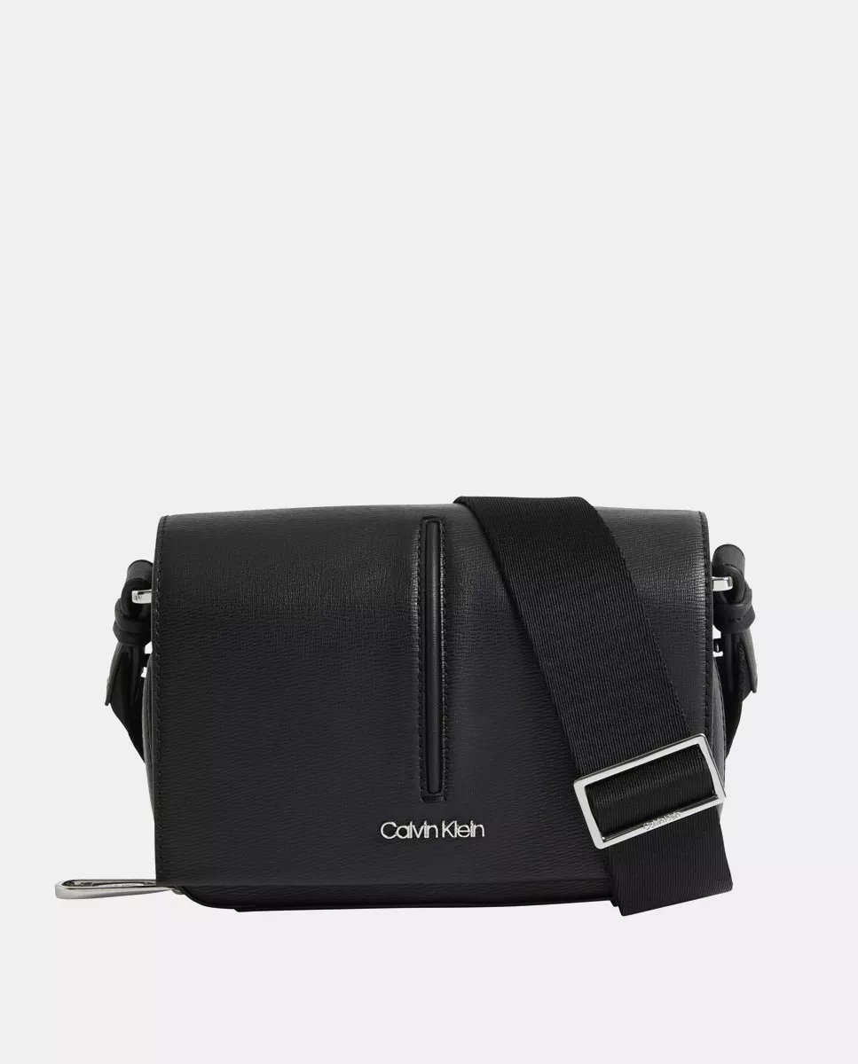 Calvin Klein - Bandolera En Negro Con Solapa barato